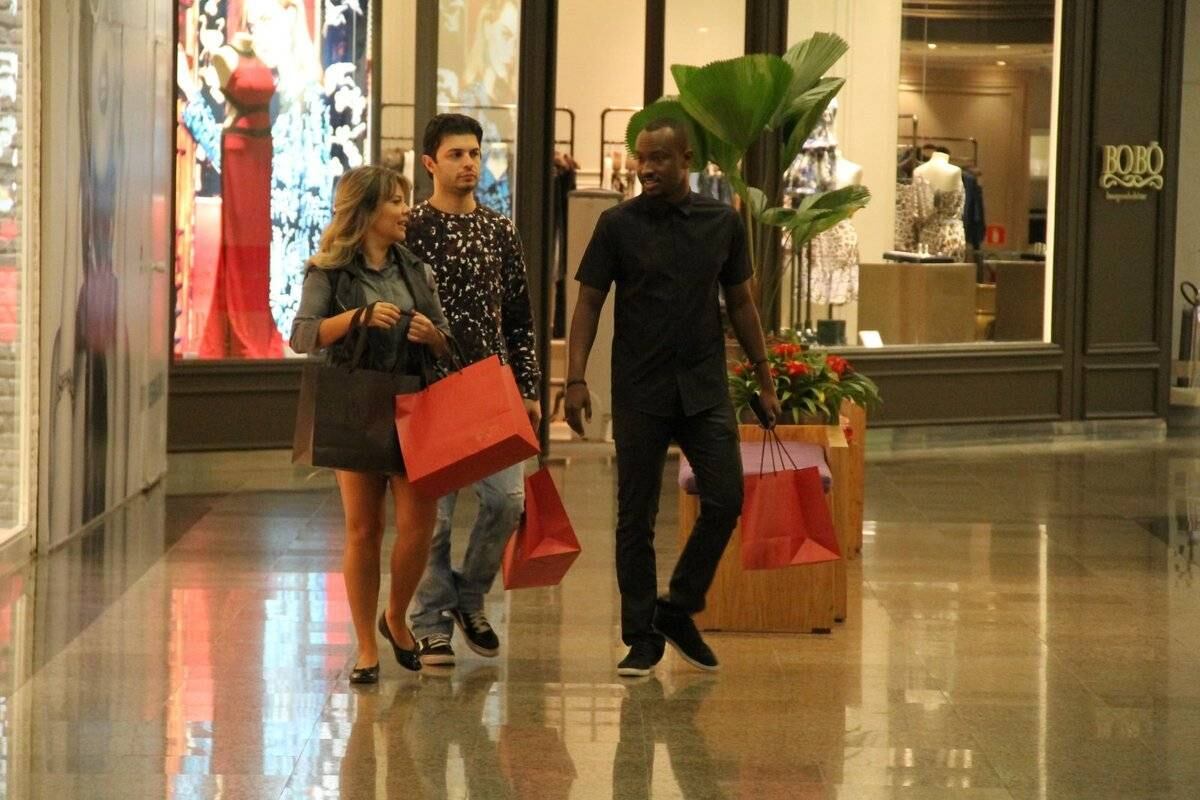 O casal fez muitas comprinhas