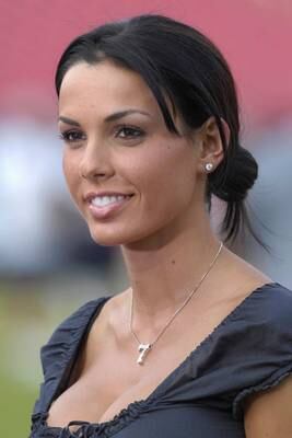 Carmella DeCesare é mãe e ex-modelo da Playboy que é casada com o ex-quarterback da NFL, Jeff Garcia