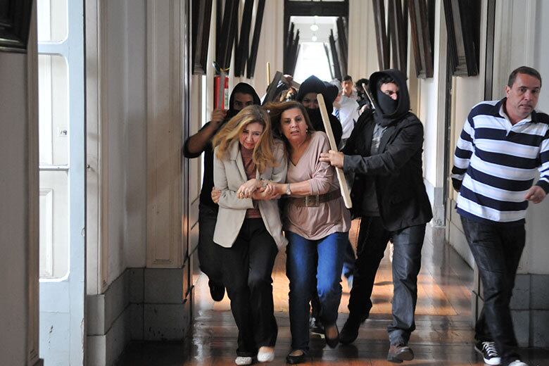 Plano Alto está em reta final. Quer saber tudo o que vai acontecer no capítulo desta quinta-feira (16)? Navegue nesta galeria e fique por dentro de todas as emoções!
+ Rico diz que está revoltado com a política brasileira. Assista!
+ Carla Diaz e Bernardo Falcone se divertem nos bastidores
+ História de amor interrompida! Entenda a relação entre o governados Guido e Dora