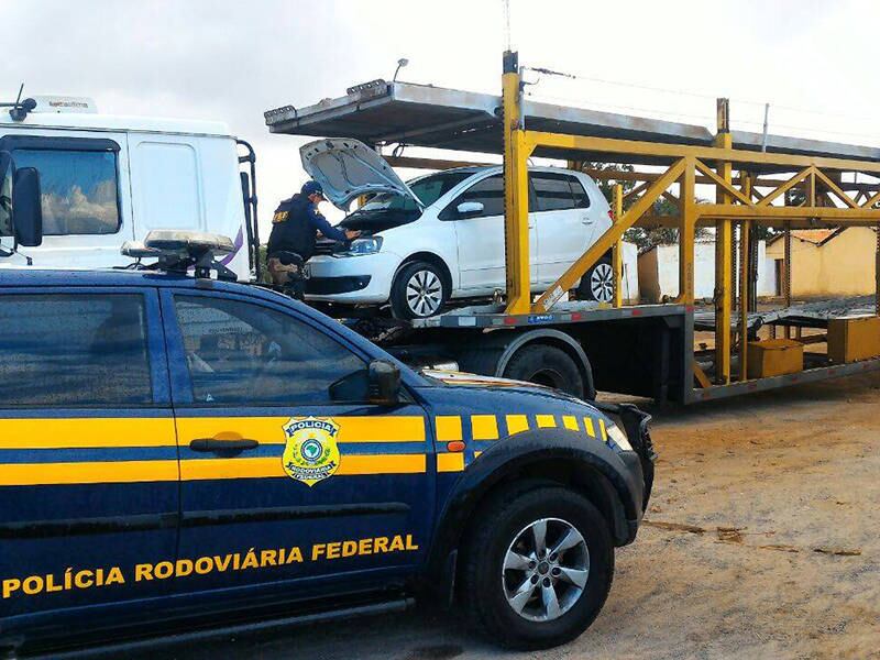 O homem foi encaminhado juntamente aos veículos para a delegacia de polícia judiciária local