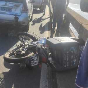 Motociclista caiu da ponte