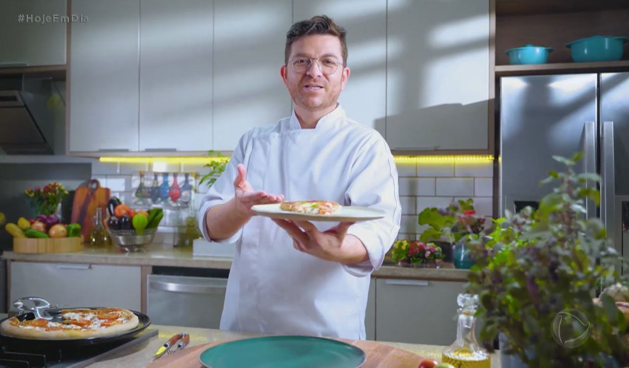 Aprenda a receita da massa da pizza com Guga Rocha