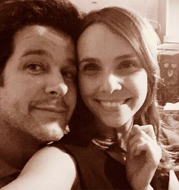 Em 2012, Débora Falabella e Murilo Benício assumiram o romance. O namoro começou nos bastidores da novela Avenida Brasil. Porém, enquanto os fãs torciam pelo amor dos atores, a família da atriz não estava tão contente. Na época, amigos garantiram que o pai de Falabella, Rogério Falabella, achava Murilo muito galinha!