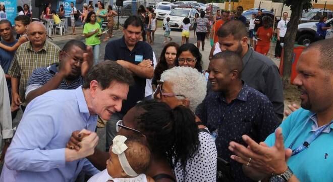 Crivella interage com a população no Rio em Ação, em Realengo