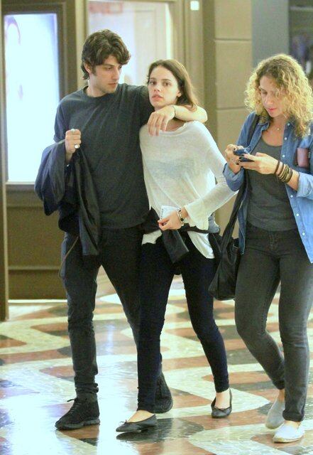 Chay Suede e Laura Neiva passeiam em shopping carioca nesta segunda-feira (17)