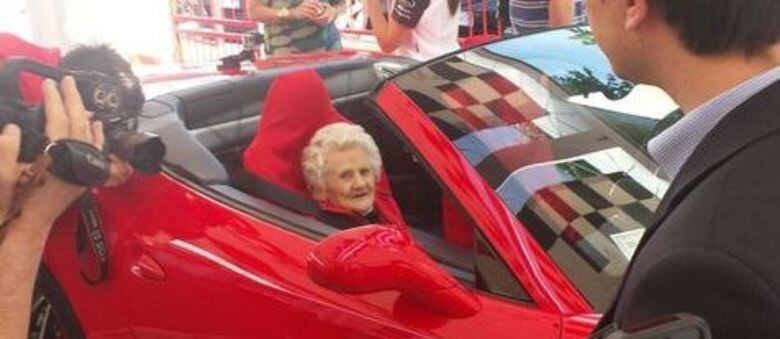 Aos 103 anos de idade, Ida Reggiani realizou sonho de andar em uma Ferrari; idosa não quis voltar para a casa