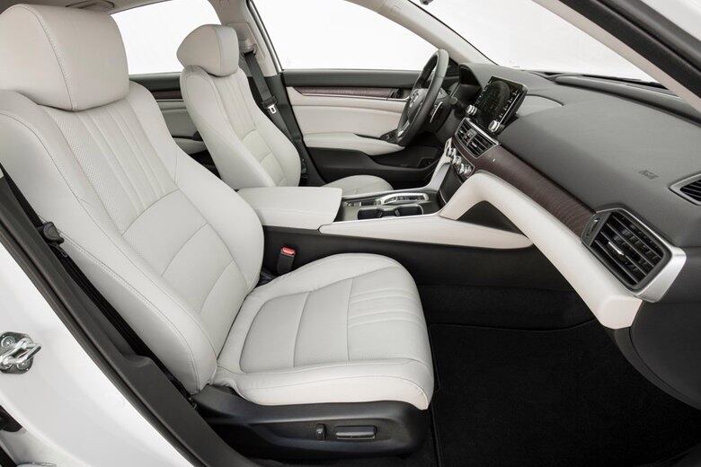 Em termos de equipamentos de segurança da nova geração do Accord, destacamos o sistema de frenagem de atenuação de colisão (CMBS), aviso de mudança de faixa e correção, controle de cruzeiro adaptativo, sensor de ponto cego, sensores de estacionamento dianteiros e traseiros, monitor de tráfego cruzado, monitor de fadiga e câmera de ré