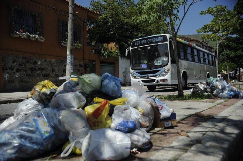 O novo salário representa um aumento de 37%, ante os R$ 803 que os garis recebem hoje. O vale-alimentação, atualmente em R$ 12, teve reajuste de 67%
