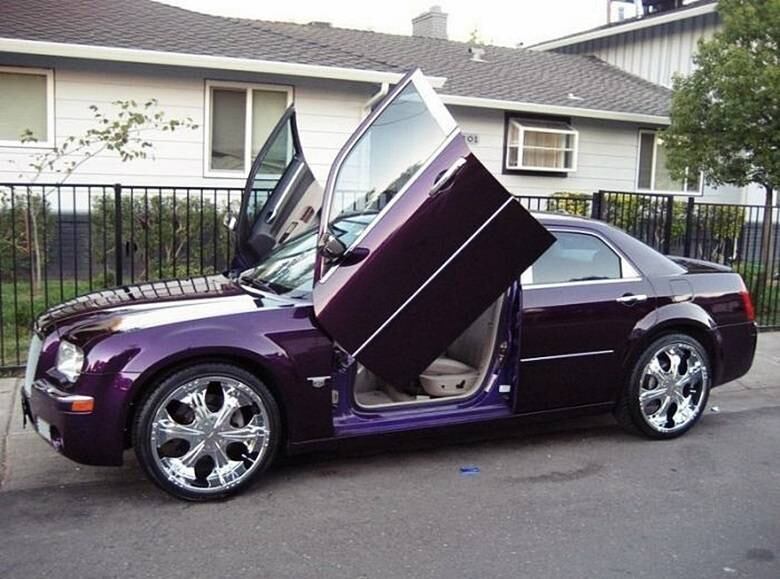 Dizem que o Chrysler 300 é carro de mafioso. Mas não é o caso deste, pintado de roxo com portas que levantam