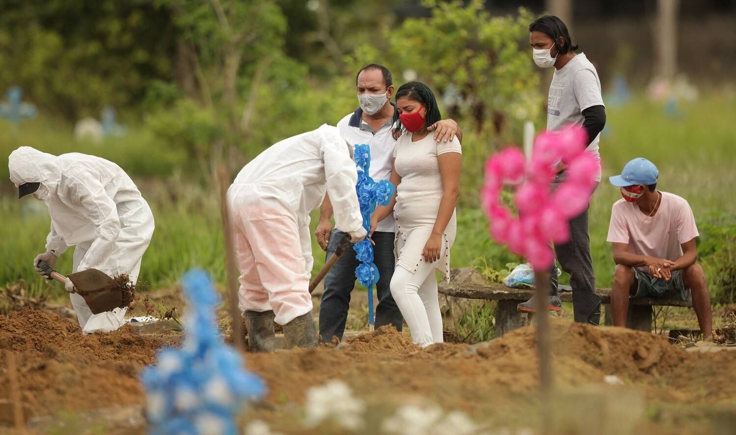 Especialistas apontam variante P.1 e outras razões para avanço rápido da pandemia