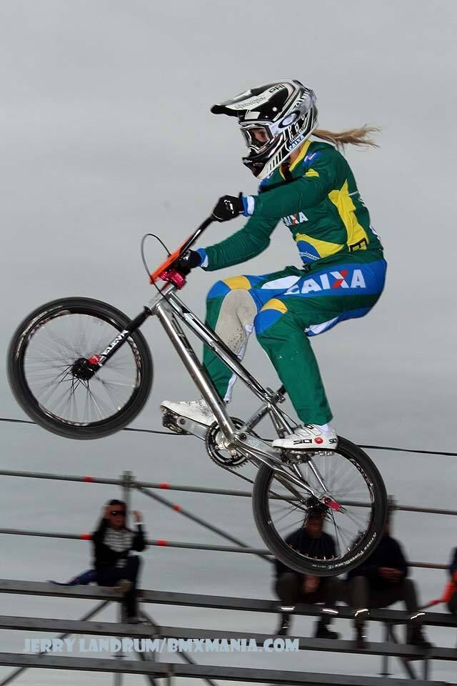 Aos
23 anos, Priscilla Stevaux Carnaval já participou e foi finalista das
principais competições de ciclismo do mundo