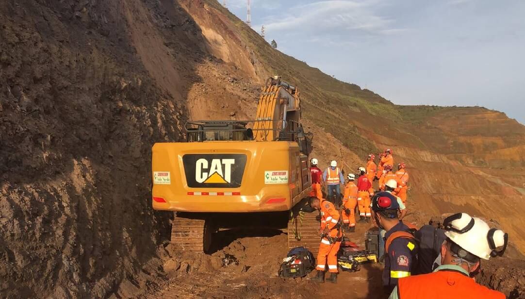 Pessoa foi soterrada após deslizamento de terra