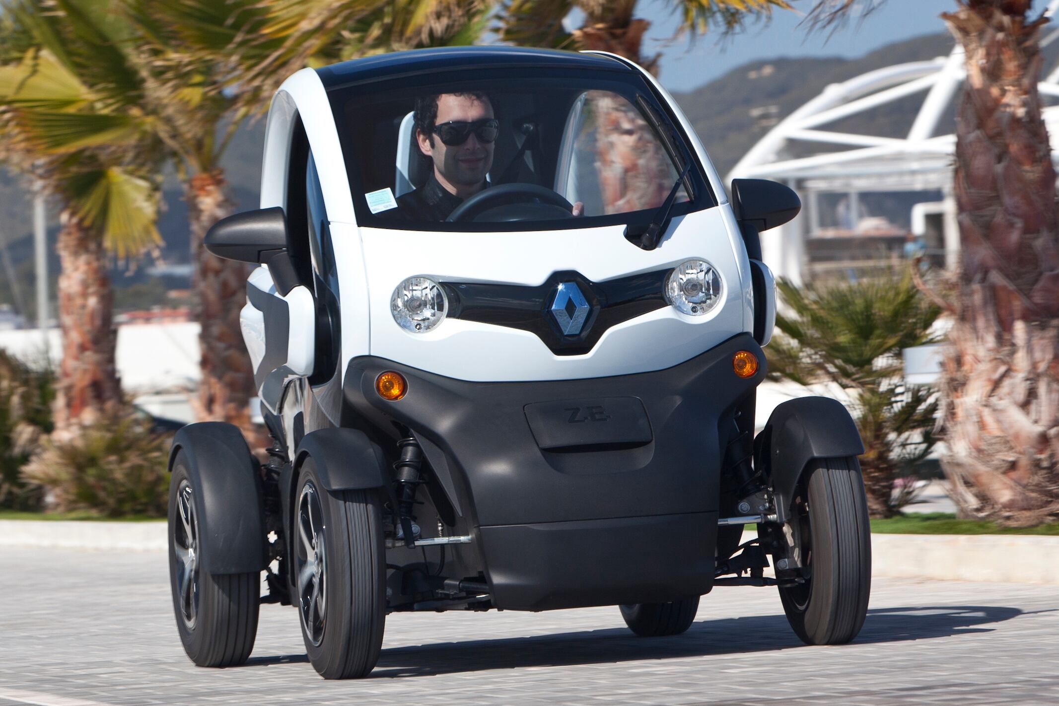 Pequeno e ágil para o trânsito urbano, o Twizy seria uma opção interessante para enfrentar o trânsito diário das grandes cidades. A falta de uma legislação específica e infraestrutura de recarga deficiente, porém, dificultam a implementação desse tipo de veículo no País

Saiba tudo sobre carros! Acesse www.r7.com/carros