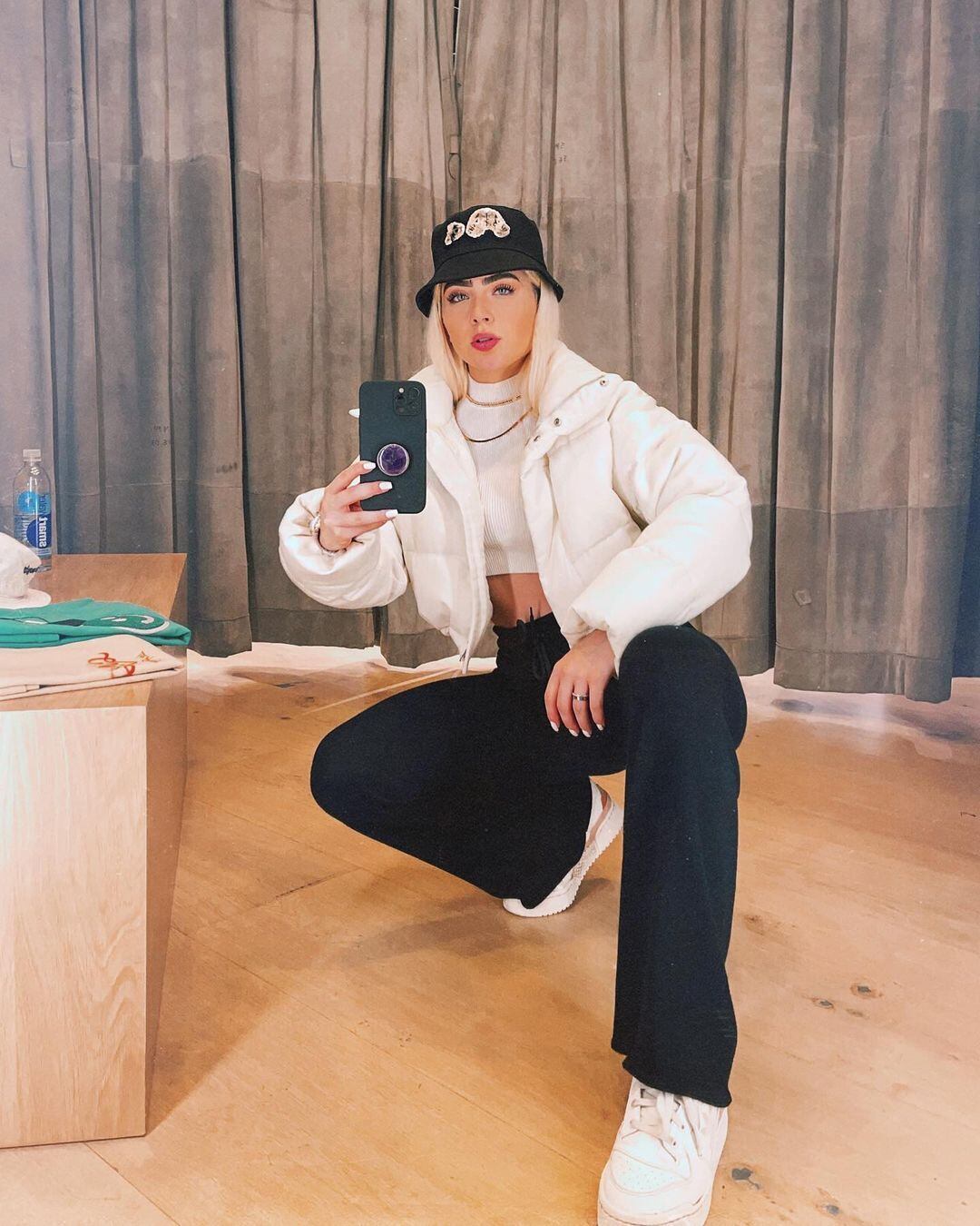 Jade Picon é outra celebridade que usa bastante os bucket hats, nos mais variados momentos e com looks de propostas diferentes. A influenciadora montou um look mais urbano em preto e branco na foto acima