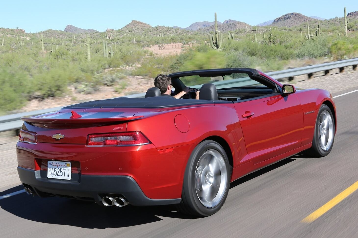 Visualmente, o novo Chevrolet Camaro conversível é igual ao cupê lançado no Brasil em outubro. As maiores diferenças entre os modelos são a capota de tecido, que pode ser totalmente rebatida, e o preço bem mais salgado — por aqui o novo Camaro é vendido em versão única com motor V8 menos potente (406 cv) por R$ 210 mil 

Saiba tudo sobre carros! Acesse www.r7.com/carros
