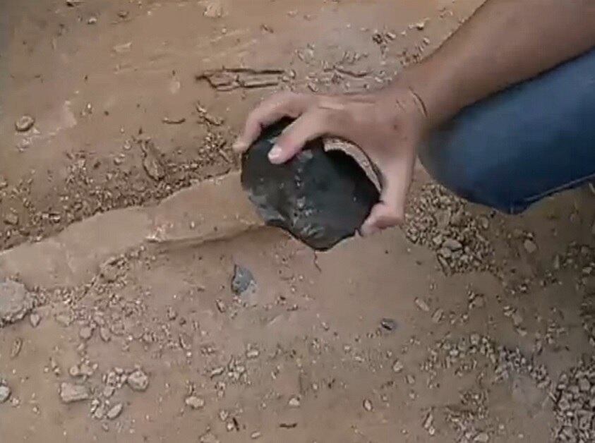 Pedra pesa cerca de 1,5 kg