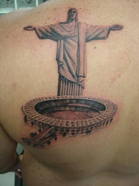 Ainda segundo o tatuador Jhonny, os homens costumam escolher as costas para exibir o amor ao Rio