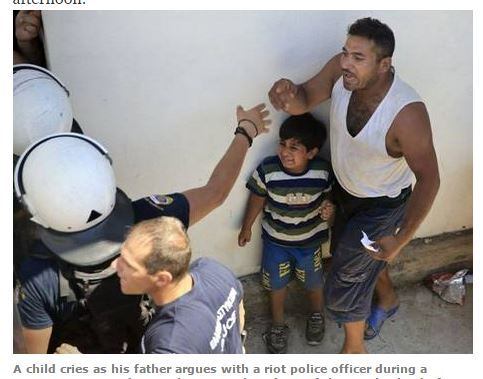 O diretor da organização voluntária Médicos Sem Fronteiras, Vangelis Orfanoudakis,
afirma que é preciso atenção humanitária a essas pessoas.
—
O que vemos aqui é uma completa desproporção entre a administração da segurança
do país e os cuidados com a saúde humanitária, que eles precisam demais. São
somente dois banheiros e eles não têm acesso à água. A situação é dramática