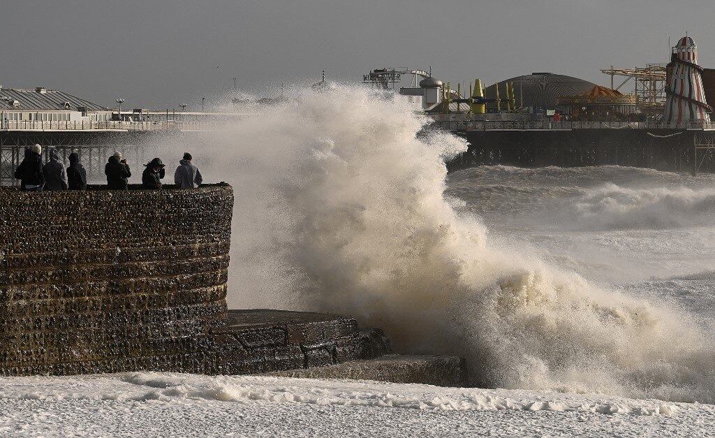 Altas ondas atingiram a costa sul da Inglaterra