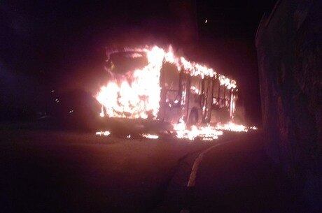 Ônibus foi incendiado em Poá (Grande SP)