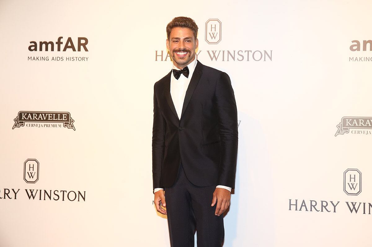 O ator exibiu seu novo bigode. O visual é para um novo trabalho que fará