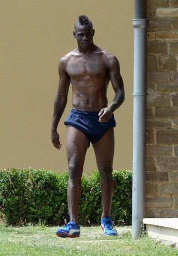 Da discrição para a aberração: Balotelli adora aparecer. Tem um histórico de separações e polêmicas