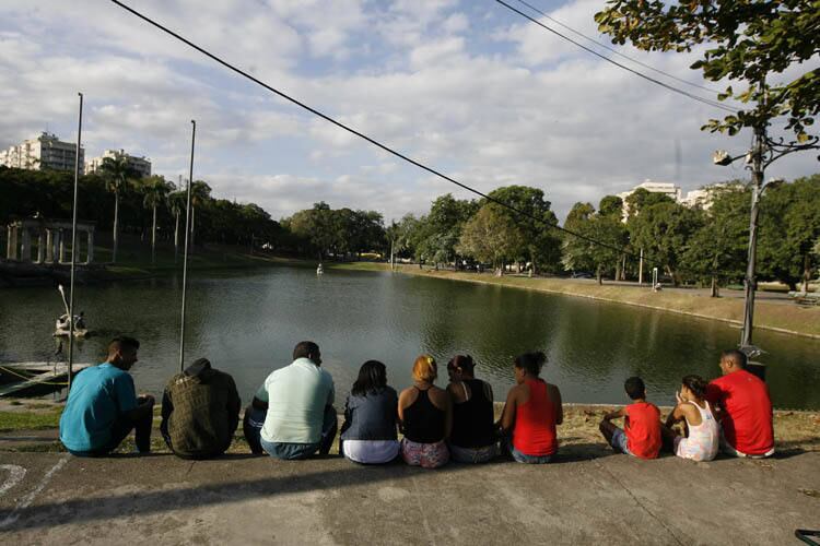 Famílias observaram a tentativa de captura do animal. A Patrulha Ambiental acha que é mais provável encontrar o jacaré-de-papo-amarelo à noite, já que o bicho tem hábitos noturnos