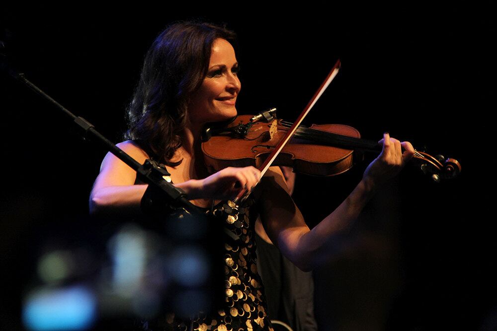 O repertório dos shows
contou, em maior parte, com as músicas novas da cantora e compositora, que não
deixou de tocar alguns clássicos da antiga banda compostos por ela, como a
música So Young