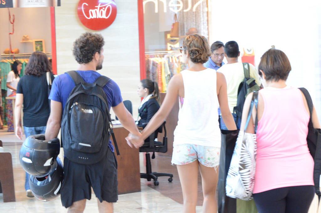 Ao que tudo indica, o passeio do casal ao shopping foi feito de moto. Daniel carrega em uma das mãos dois capacetes