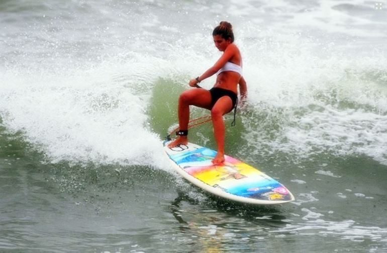 Ela começou a praticar Stand Up Paddle, ou SUP, para o lazer
e hoje, aos 22 anos, é a primeira campeã do circuito mundial