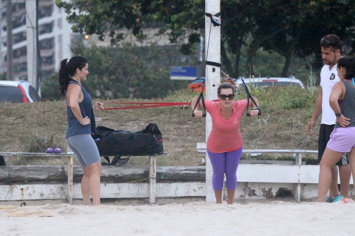Samara Felippo e Fernanda Souza uniram forças para malhar nesta segunda-feira (29). As duas atrizes treinaram juntas na praia da Barra da Tijuca, no Rio de Janeiro