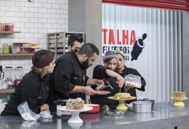 Os participantes usam toda a sua
habilidade para transformar os docinhos mais famosos do Brasil em bolos
deliciosos