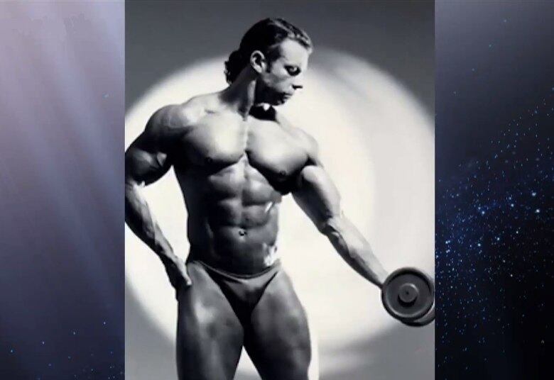 Marcelo Bueno é idealizador do documentário Roleta Russa, que visa alertar os prejuízos à saúde pelo uso dessas substâncias proibidas. Ele atua há 30 anos na área fitness e já participou de competições fisioculturistas. O preparador físico admite ter usado anabolizante por cerca de 20 anos. "Foi com 19 anos que comecei a tomar. Para ter uma ideia, na época, minha avó que aplicava as injeções em mim. Era fácil comprar, você encontrava até em farmácias". Ele quase ficou impotente e demorou para ter filhos por causa da baixa produção de espermatozoides