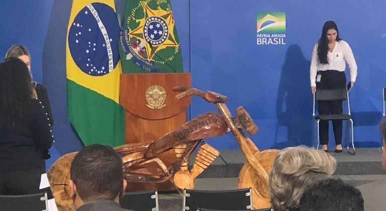 Bolsonaro ganha motocicleta de madeira