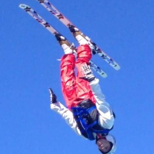 A atleta brasileira que sofreu um acidente grave em uma pista de esqui
na última segunda-feira (30) está sendo tratada na Unidade de Terapia
Intensiva Neurológica para realinhar a coluna cervical. Ela é capaz de
encolher os ombros, mas ainda não tem movimento em seus membros. De
acordo com os médicos, ainda é cedo para fazer um prognóstico a longo
prazo 

Nesta quinta-feira (30), Laís recebeu a companhia de sua mãe Odete, que conseguiu o visto para os Estados Unidos e viajou acompanhada da fisioterapeuta Denise Lessio e da gerente geral de Planejamento Esportivo do COB (Comitê Olímpico Brasileiro), a ex-jogadora de vôlei de praia Adriana Behar

