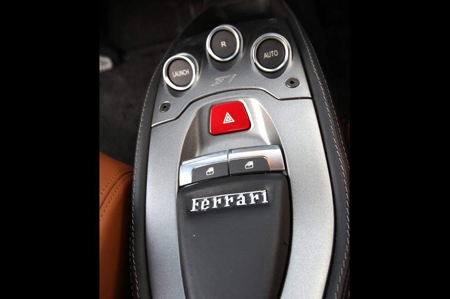 No console central há os comandos dos vidros elétricos, da marcha a ré e do controle de largada

Saiba tudo sobre carros! Acesse www.r7.com/carros
