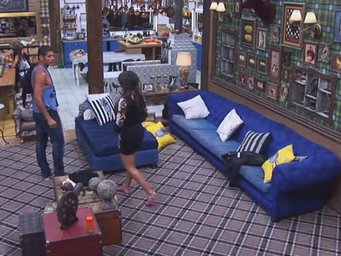 Durante o papo, o ator desejou votos à namorada. 

— Ela vai ser linda lá fora, vai tá arrasando, esperando... Eu quero continuar! Levar essa relação lá fora a sério!


+ Quem você quer que continue na Fazenda? Clique aqui e vote quantas vezes quiser

+ Por decisão do público, misterioso envelope roxo é aberto e imuniza Babi Rossi

+ Bruna Tang e Leo Rodriguez formam a nona Roça da Fazenda 7

+ Com 48,03% dos votos, Débora Lyra é a eliminada da semana. Relembre a trajetória da peoa

+ Com 51,97% dos votos, Babi Rossi continua na Fazenda

+ Acabou! Disputando a preferência do público, Babi e Débora colocam fim na amizade. Relembre!
