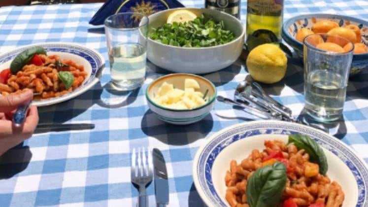 Direto de Taormina, na Itália, Ailin preparou um almoço em menos de 20 minutos. Em uma varanda com brisa do mar e Sol, a jurada compartilhou a foto da comida. Deu água na boca só de olhar!

O Top Chef Brasil 3 é produzido pela Floresta e vai ao ar às sextas-feiras, logo após A Fazenda 13, a partir das 23h15, na tela da Record TV
