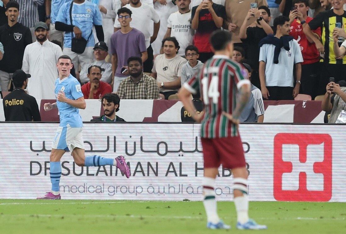Phil Fodem tenta o cruzamento e faz o segundo gol do Manchester City contra o Fluminense