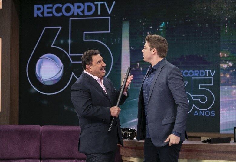 Com quase três décadas de carreira, Carlos Massa, nome verdadeiro do apresentador, admite ter conseguido juntar um bom patrimônio, mas não pensa em parar. “Eu sou apaixonado por televisão e eu gosto de aparecer pra caramba”, diz, aos risos. “Meu pai queria que eu fosse pedreiro, mas é muito pesado. Eu sempre gostei de ser vendedor”, revela