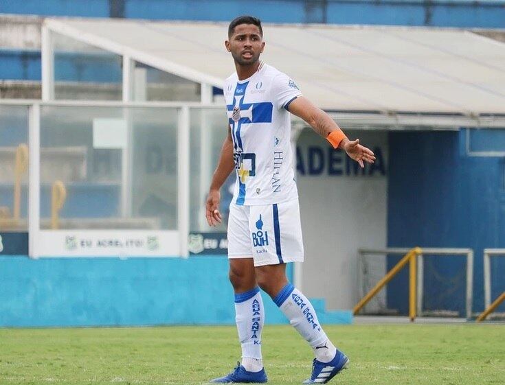 Rodrigo Sam em jogo pelo Água Santa
