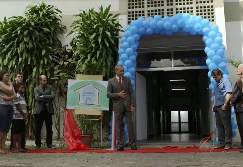 Brito inaugura o abrigo novo que recebe o nome de Hélio da Silva, nome do falecido filho de Nereide