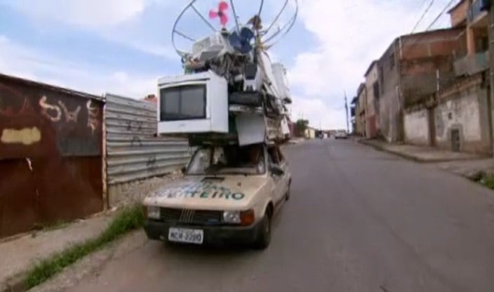 Material é empilhado em cima do carro