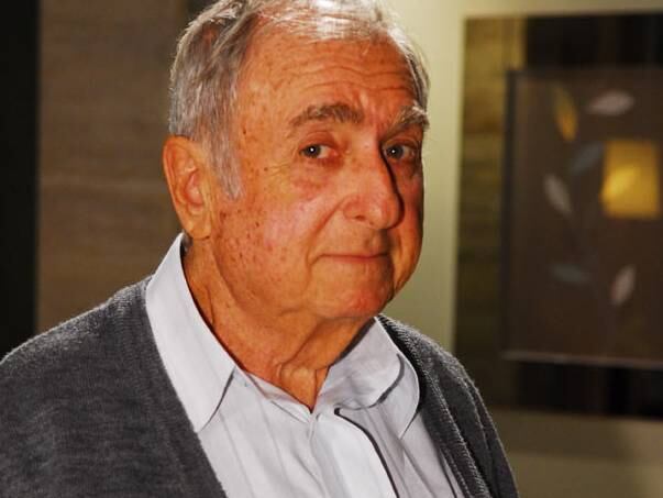 Elias Glaizer - 54 aparições
Ele já atuou com crianças, tinha aquela carinha de vovô simpático, mas foi interpretando diversos padres que conquistou o carinho e a atenção do público. Sua estreia como ator se deu na TV Tupi, em 1959. Na Globo, protagonizou diversos papéis consagrados. Destaque para suas interpretações em Livre Para Voar (1984), Explode Coração (1995), Terra Nostra (1999) e Passione (2010). Elias Gleizer nos deixou em maio de 2015, aos 81 anos. O ator caiu de uma escada rolante e foi hospitalizado. Elias sofreu diversas fraturas nas costelas, tendo complicações após a queda. O ator desenvolveu um quadro de falência circulatória devido a uma broncopneumonia