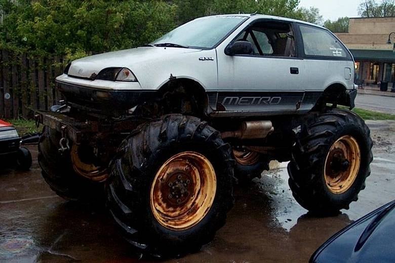 Carros com rodas exageradas