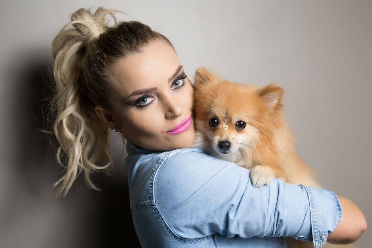 Úrsula é da raça Lulu da Pomerânia, uma das mais cobiçadas. O preço de um filhote varia entre R$ 3 mil e, pode chegar até a faixa de R$ 6 mil reais 