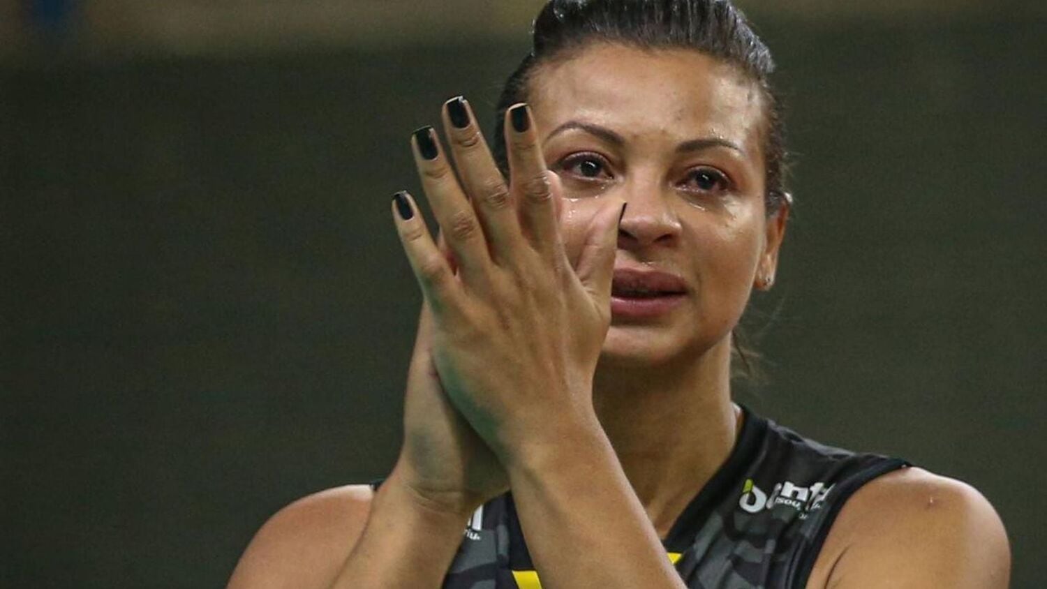 A ex-jogadora de vôlei Walewska Oliveira morreu, aos 43 anos, após cair do 17º andar de um prédio, em São Paulo. A campeã olímpica nasceu em Belo Horizonte, começou a carreira no Minas Tênis Clube e marcou época com a camisa da seleção brasileira. A polícia ainda investiga o caso.