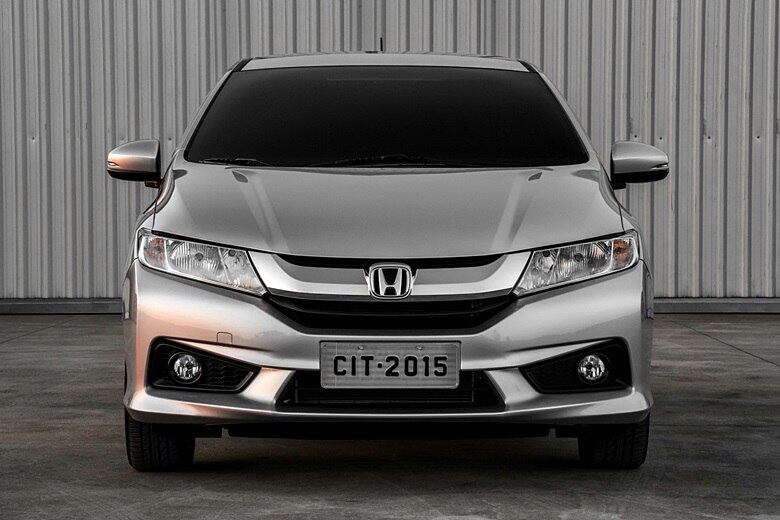 Externamente, o visual do sedã ficou mais agressivo e próximo do irmão maior, Honda Civic. Na dianteira, os para-choques têm linhas esportivas e o triplo filete da grade frontal foi substituído por uma régua cromada cujo desenho acompanha os vincos do capô

Saiba tudo sobre carros! Acesse www.r7.com/carros

