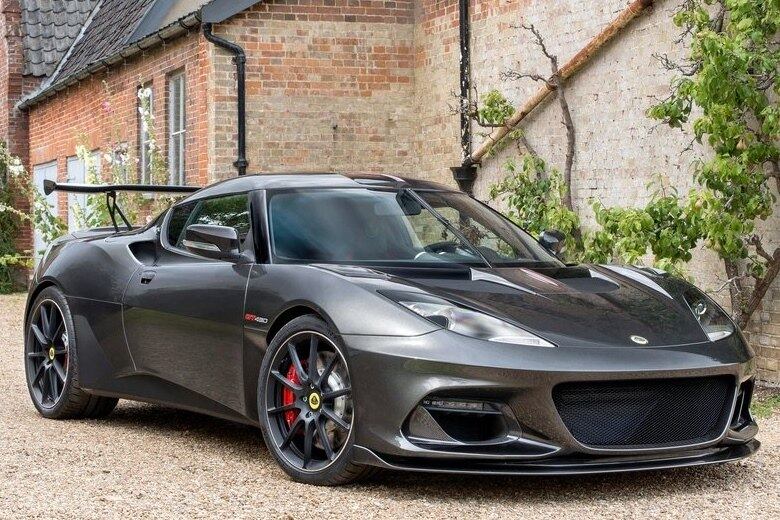 A Lotus, que recentemente foi comprada pela chinesa Geely, grupo detentor da Volvo, continua lançando novas versões do Evora. Esta semana, a marca de Norwich, na Inglaterra, apresentou a versão Evora GT 430, transformando-se no modelo de produção mais potente de todos os tempos da marca. Conheça o novo Lotus Evora GT430