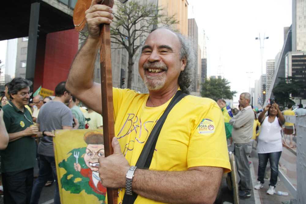 São Paulo (SP) - Foi ele mesmo, que
é escultor, quem fez o estandarte